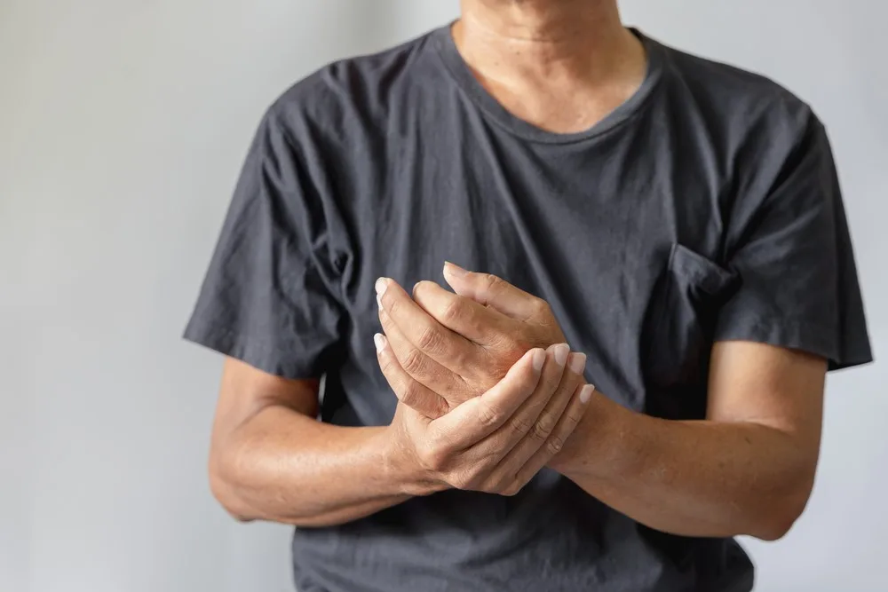 Αρθρίτιδα των χεριών: Ασκήσεις για το χέρι και τον καρπό που θα σας βοηθήσουν να ανακουφιστείτε από τον πόνο