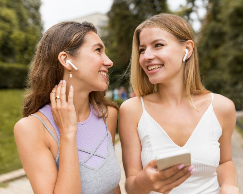 Νεαροί που φοράτε earbuds ή ακουστικά